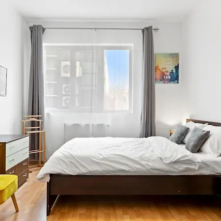 Spacious 3 * Boekarest
